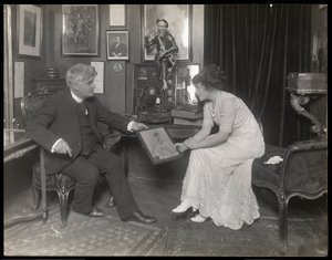 1909年以降、フランシススターの肖像画を見せているデビッドベラスコ（シルバーゼラチンプリント）